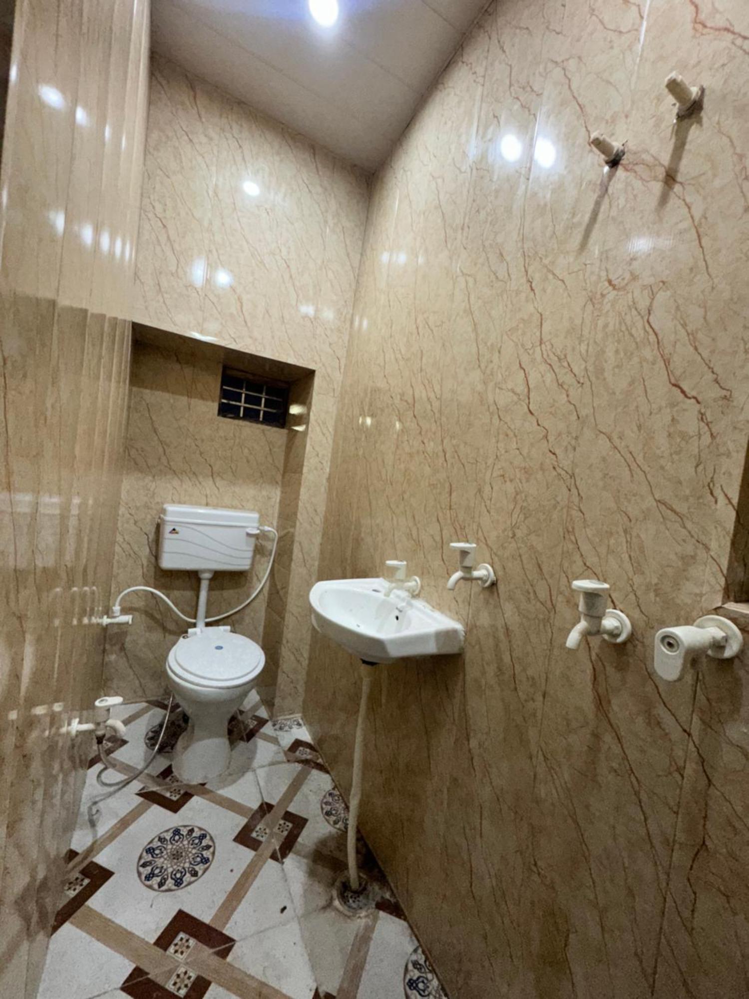 Pakhi Residency Hotel Vrindavan Exterior photo